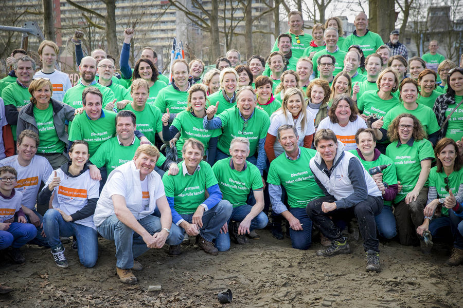 Middelburgse ondernemers, samen met Koning Willem-Alexander en Koningin Máxima, tijdens NLdoet in Middelburg