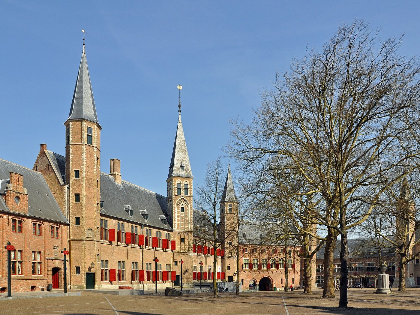 De Vismarkt aan het water in Middelburg, met terrassen en de Grote Kerk op de achtergrond