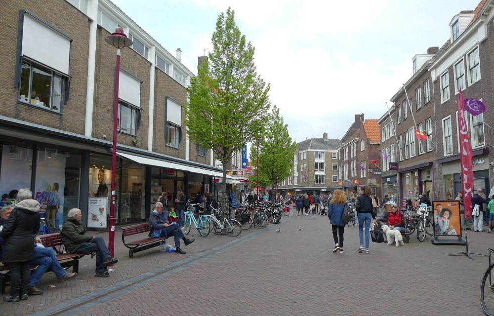 De Grote Markt in Middelburg met terrassen en de Grote Kerk