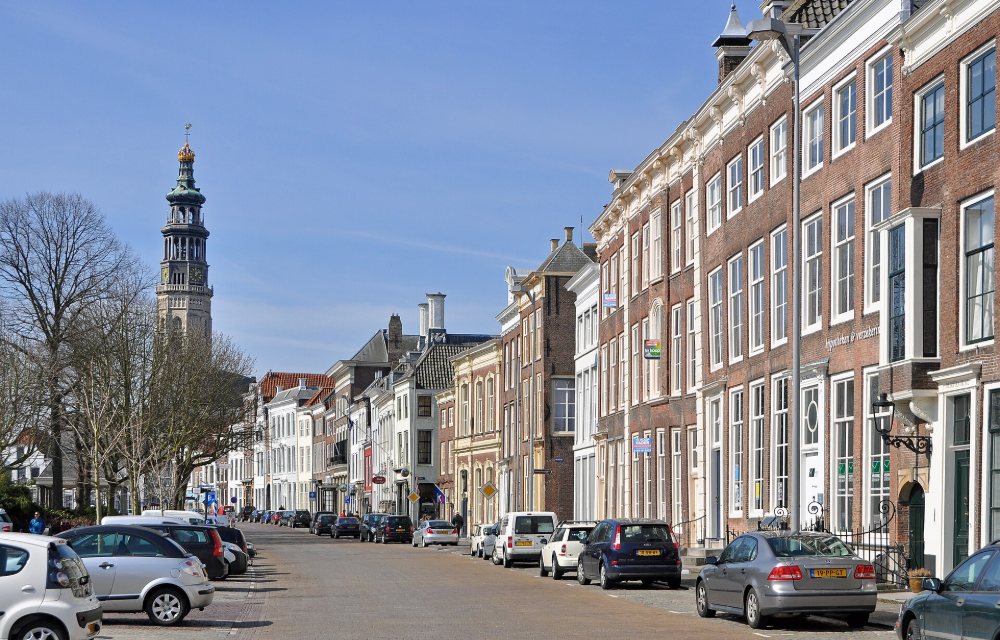 Het Kasteel van Middelburg gezien over het water